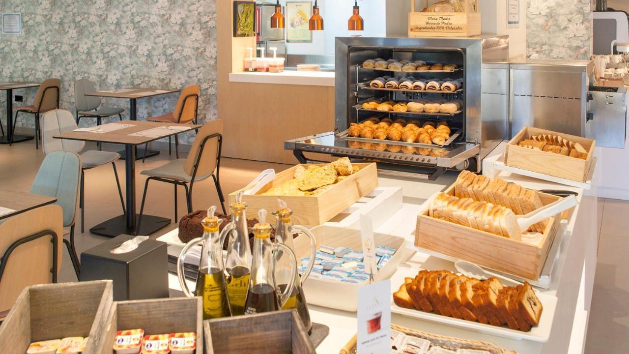Alanda Marbella Hotel Bagian luar foto A buffet at a restaurant