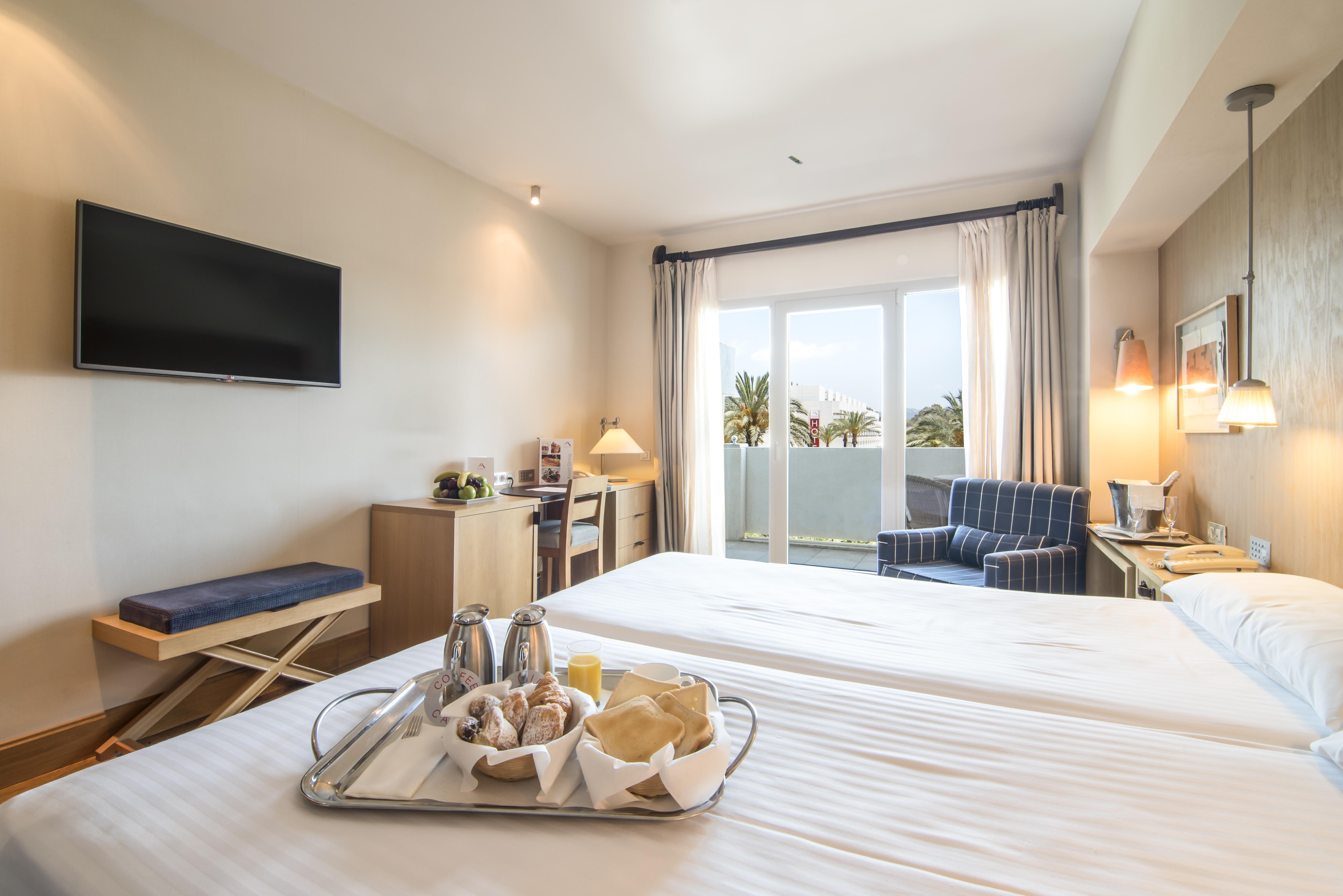 Alanda Marbella Hotel Bagian luar foto A room at the hotel