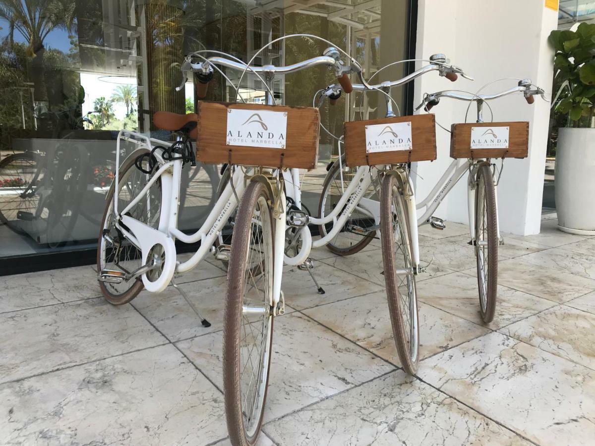 Alanda Marbella Hotel Bagian luar foto Bicycles at the entrance of the hotel